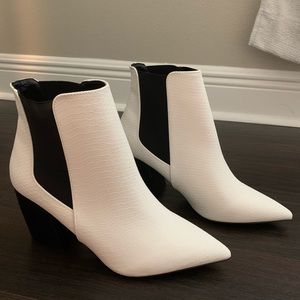 Jessie James Decker Kittenish White Boots Size 9